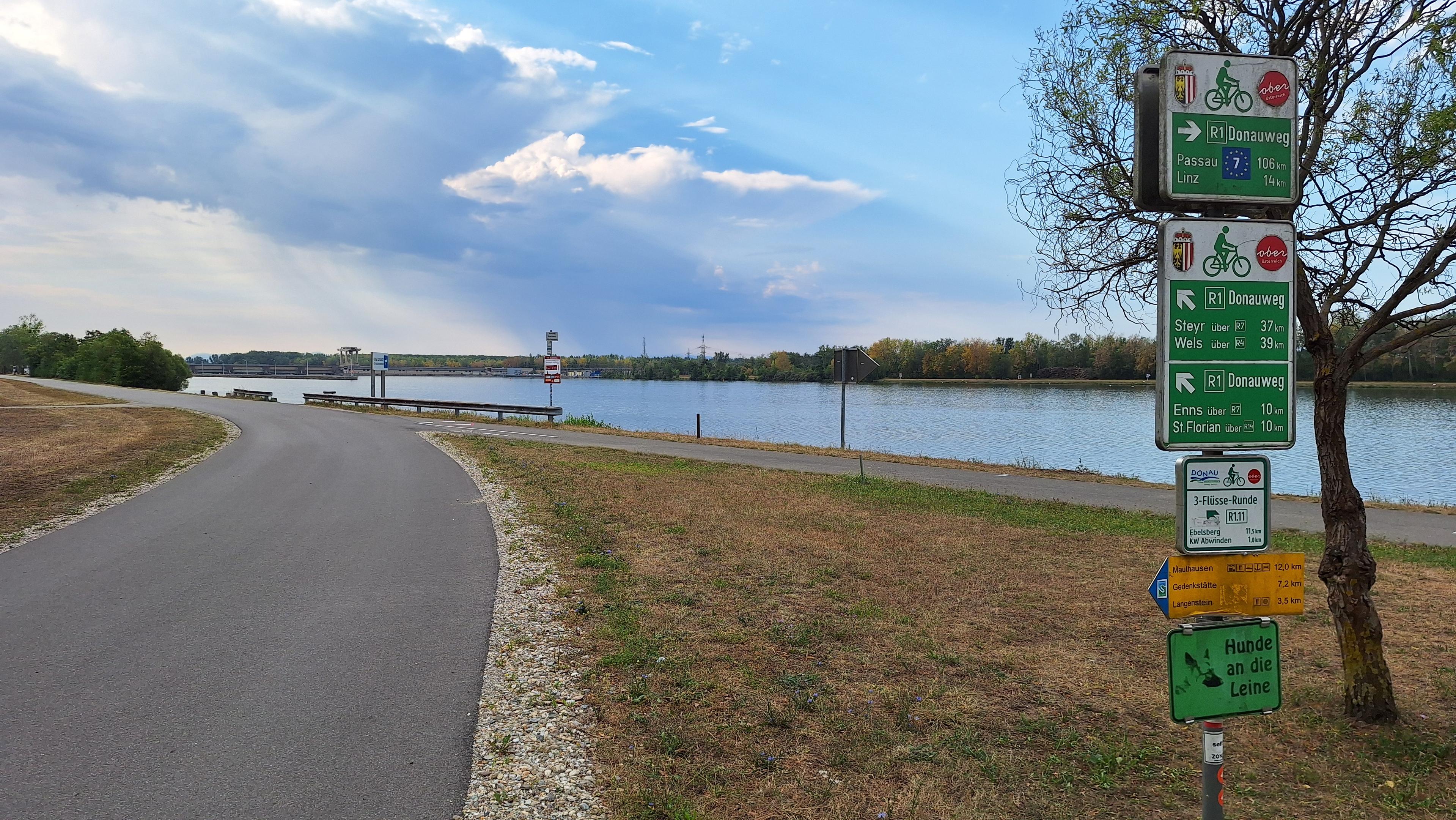 Donauradweg. Hladina Dunaje nad přehradou normální...