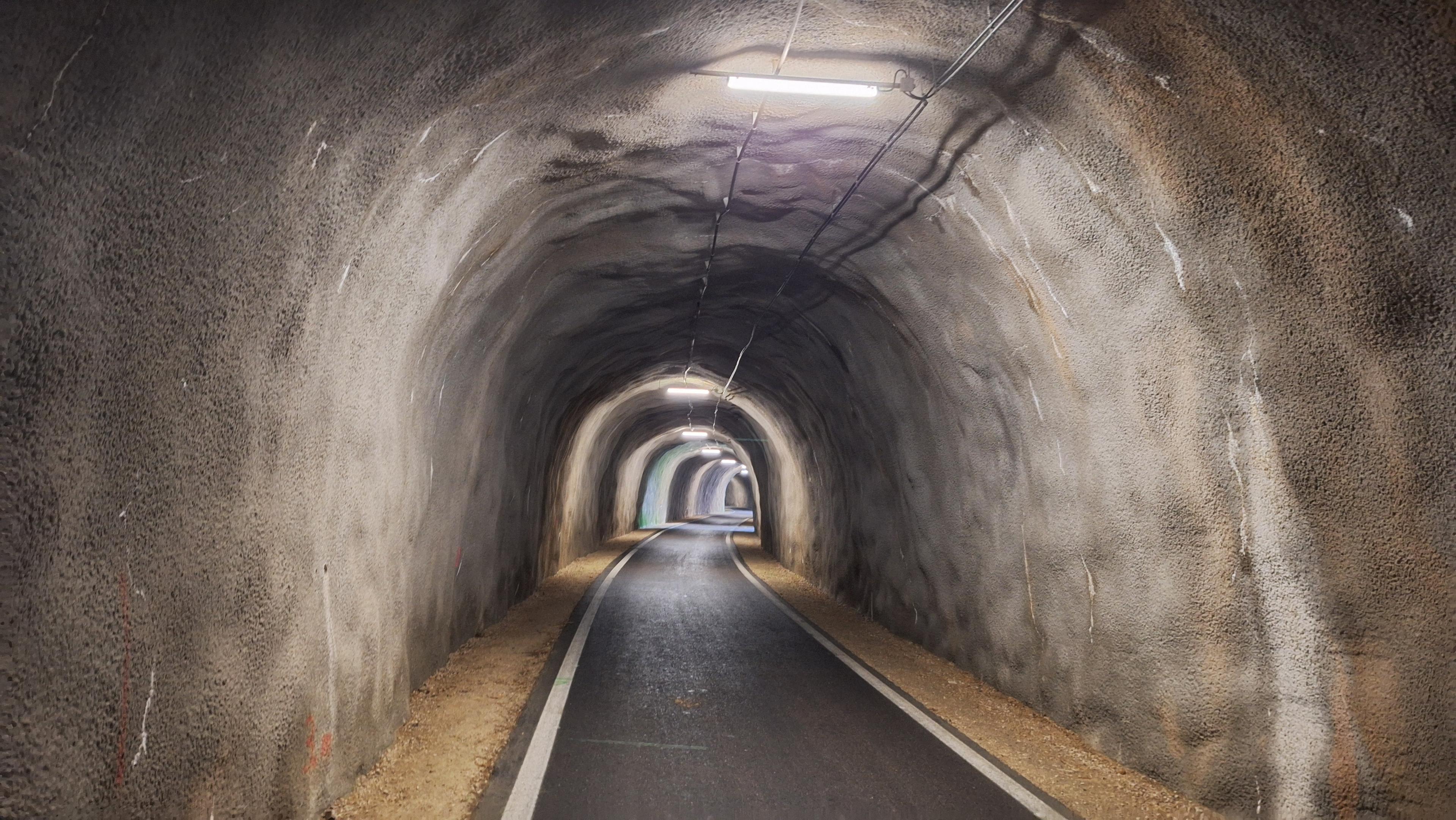 Cyklostezka v dlouhém tunelu.