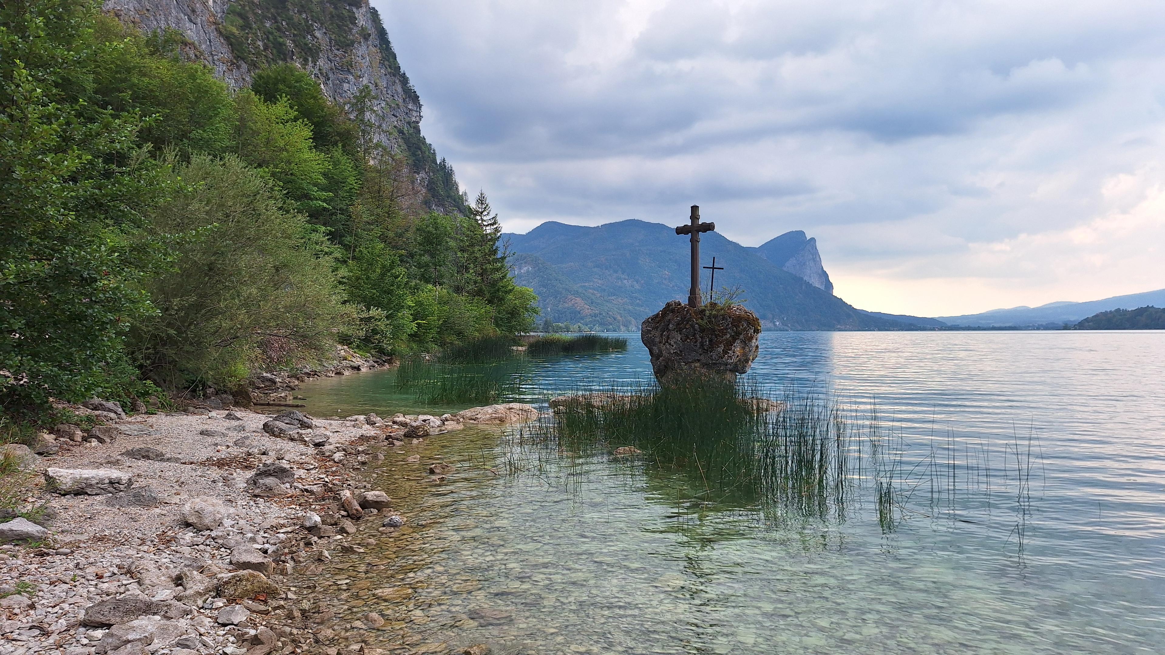 Kříž kameni v rákosí na břehu jezera Mondsee